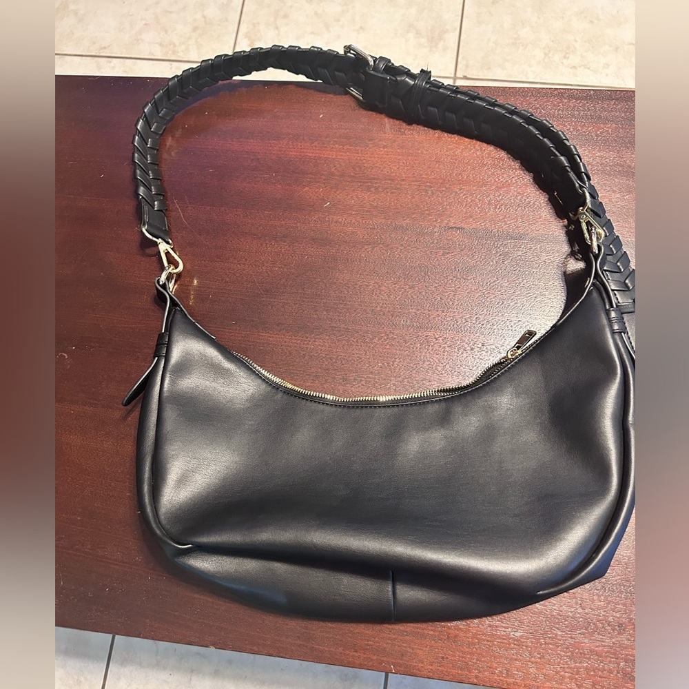 Sleek Black Women's Shoulder Bag